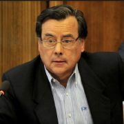 Caballerito el Honorable: gritó en medio del hemiciclo que «ni cagando» se disculpará por exigir chaqueta y corbata a académico