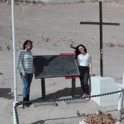 Familia del fallecido ex juez de Pozo Almonte, Nelson Muñoz, sigue sus huellas en Iquique y visita fosa de Pisagua