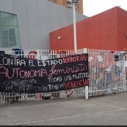 Estudiantes de Derecho y Pedagogía invaden con violencia toma  feminista en la UTA para interrumpir movilización. Afectadas acusan complicidad de autoridad universitaria