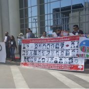 Organizaciones de Derechos Humanos de Iquique exigen «no más impunidad» en el frontis de los tribunales