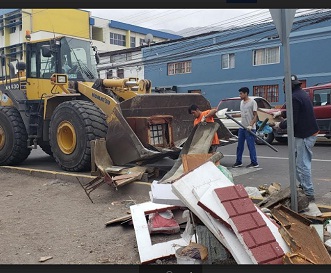 Recambio de luminarias y operativo de limpieza Barrio El Colorado, realizó Municipio de Iquique, dentro del programa del FOSIS, Más Territorio