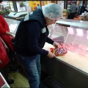 Alerta consumidores: Detectan que carnes al vacío que se expende en supermercados no cumplían con parámetros microbiológicos