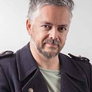 Escritor Jorge Baradit lanzará en Iquique su último libro “La Dictadura”, que se enmarca en ciclo de charlas sobre DDHH y Cambio Social en Chile