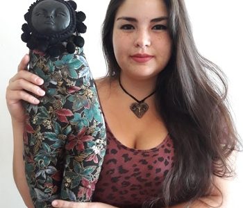 Artista iquiqueña gana concurso Arte Joven, deslumbrando con sus obras de muñecas con deformaciones en sus cuerpos