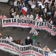 Trabajadores asistentes de la educación de Cormudesi, en tercer día de huelga, ocupan pasillos de municipio