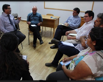 Connotado historiador británico dictó charla en Iquique sobre empresas extranjeras en Tarapacá durante los siglos XIX y XX