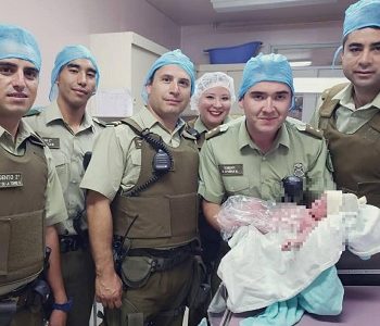 Joven mujer desprovista de hogar y viviendo en la pobreza y desigualdad social, dio a luz en la calle.
