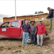 Alimento para animales y víveres, reciben agricultores de localidad de Chusmiza en la comuna de Huara