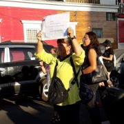 Mujer en marcha feminista clama que le devuelvan a su hija que se la robaron al nacer, hace 39 años
