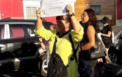 Mujer en marcha feminista clama que le devuelvan a su hija que se la robaron al nacer, hace 39 años