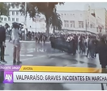Colegio de Periodistas no cree versión de Mega y denuncia «grave falta a la ética» por difundir, sin advertir, imágenes de archivo de marcha #8M en Valparaíso.