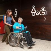 Todo edificio de uso público deberá contar con condiciones de accesibilidad orientado a personas con movilidad reducida o dificultad de desplazamiento