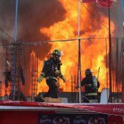 Incendio destruyó una barraca en casco histórico de Iquique. Llamas se propagaron a vivienda y locales comerciales contiguos