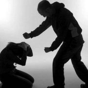 Benefician con remisión condicional a hombre condenado por violencia intrafamiliar contra conviviente