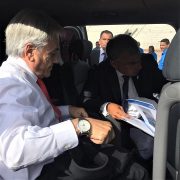 Mientras alcalde Soria le planteó los grandes temas de Iquique, Presidente Piñera ironizó, diciendo que «se limita a sonreír»