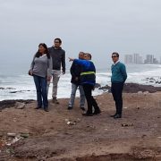 Alcalde Mauricio Soria junto a profesionales del MOP verifica en terreno cómo será el megaproyecto de la playa artificial para Iquique