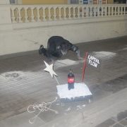 Con intervención artística en las afueras del Palacio Astoreca, rinden homenaje a los detenidos desaparecidos