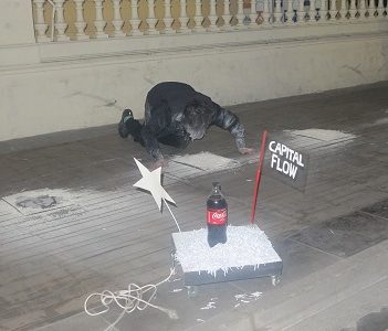 Con intervención artística en las afueras del Palacio Astoreca, rinden homenaje a los detenidos desaparecidos