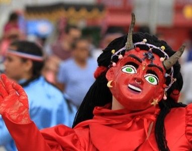 Fotógrafo registra la perfecta simbiosis entre el bien y el mal, a través de la danza, durante la festividad religiosa popular de La Tirana