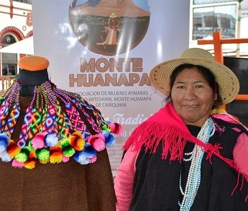 Artesanas llegan con lanas y tejidos al Boulevard Plaza Prat, donde se instalan con  la versión textil del Mercado Campesino