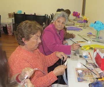 Taller de coronas de flores de papel, revive el arte fúnebre de la pampa desértica donde surgieron numerosas salitreras