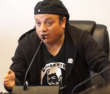 Consejero López reconoce haber tenido conversación con periodista, que deriva en tuit que pone en jaque a sus colegas