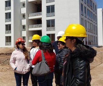 Familias visitan piloto del conjunto habitacional Las ‘Bugambilias’, que es parte del Plan Urbano Habitacional que se emplaza en sector La Pampa, Alto Hospicio.