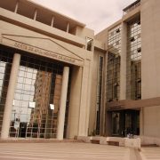 Concesionaria de estacionamientos, condenada a indemnizar a adulto mayor que sufrió daños en ascensor inclusivo de la Plaza Prat