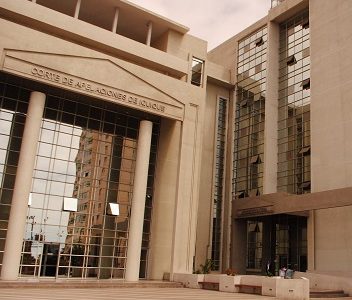 Concesionaria de estacionamientos, condenada a indemnizar a adulto mayor que sufrió daños en ascensor inclusivo de la Plaza Prat