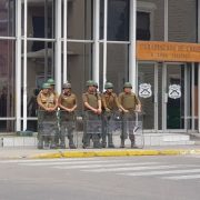 Funcionarios municipales rechazan haber arrojado huevos a funcionarios policiales, como acusa la institución