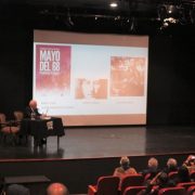 Premio Nacional de Arquitectura presenta clase magistral y repasa su vida desde el inicio del oficio, años de la UP, reclusión política, exilio y retorno