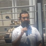 Diputado Gutiérrez señala que «No les tenemos miedos» a los militares, en las afuras de la Escuela de Caballería Blindada