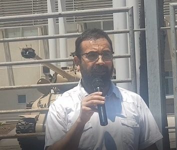 Diputado Gutiérrez señala que «No les tenemos miedos» a los militares, en las afuras de la Escuela de Caballería Blindada