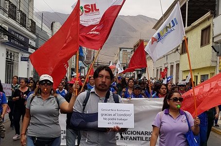 Gráfico que sufrió impacto de proyectil, participa en marcha de funcionarios y cuestiona a general de Sexta División