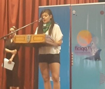 Desplegando un lienzo que señalaba «No + Represión», parte versión 11 del Festival de Cine de Iquique