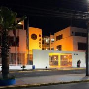 De naranja se iluminó la Municipalidad de Alto Hospicio, adhiriendo a campaña para eliminar violencia contra la mujer