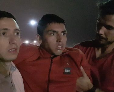 Joven manifestante huyó al mar para no ser alcanzado por FFEE. Terminó con hipotermia y detenido, en medio de un gigantesco operativo