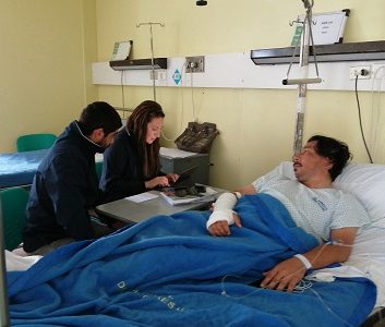 Jefa de la Unidad Regional de Víctimas y Testigos y el fiscal se constituyeron en hospital regional de Iquique para tomar declaraciones a reportero gráfico 