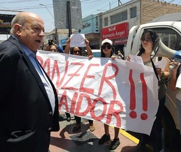 «Insulza traidor» gritaron feministas de Arica al Senador José Miguel Insulza, quien debió enfrentar una funa
