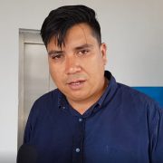 Nuevo ataque a la prensa: Reportero de RTC recibe impacto de bomba lacrimógena en pleno rostro. Fue socorrido por vecinos rostro