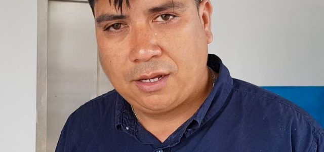 Nuevo ataque a la prensa: Reportero de RTC recibe impacto de bomba lacrimógena en pleno rostro. Fue socorrido por vecinos rostro