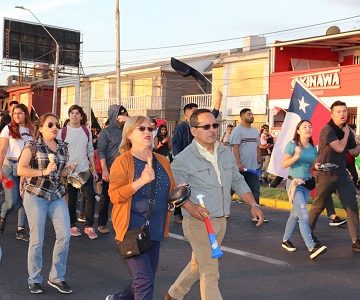 Una manifestante resultó con una herida por impacto de balín, lanzado desde el interior de la Sexta División de Ejército.