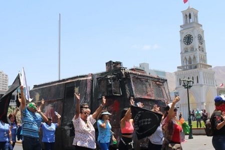 Intensa jornada de movilización se desarrolla en Iquique. Marchas, barricadas en diferentes sectores y caravana de comunidades indígenas