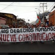 En el Día Internacional de los DDHH Carabineros cerca acceso a la Primera Comisaría, repele marcha y detiene a manifestantes.