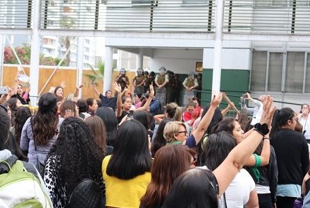 #LasTesisSenior repitieron perfomance de «El violador eres tú» frente a unidades policial y militar