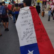 Dos jóvenes manifestantes heridos con bomba lacrimógena y perdigón lanzados por Carabineros