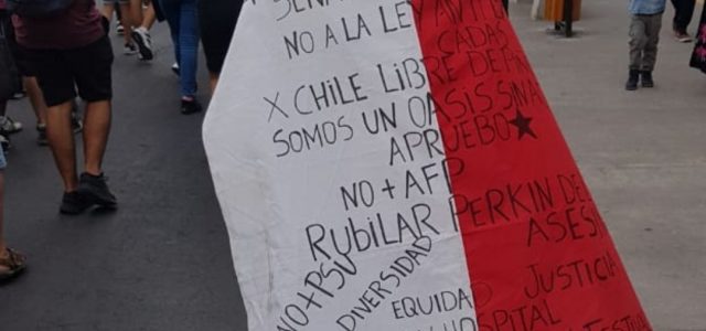 Dos jóvenes manifestantes heridos con bomba lacrimógena y perdigón lanzados por Carabineros