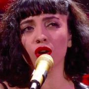 El impresionante show de Mon Laferte y la reacción del público que cantó consignas contra Piñera