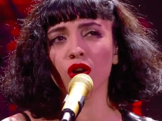 El impresionante show de Mon Laferte y la reacción del público que cantó consignas contra Piñera