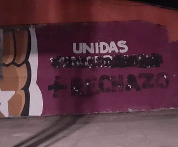 Arte muralista realizado por Frente Feminista en el 2008, es rayado con consignas contrarias a una nueva Constitución